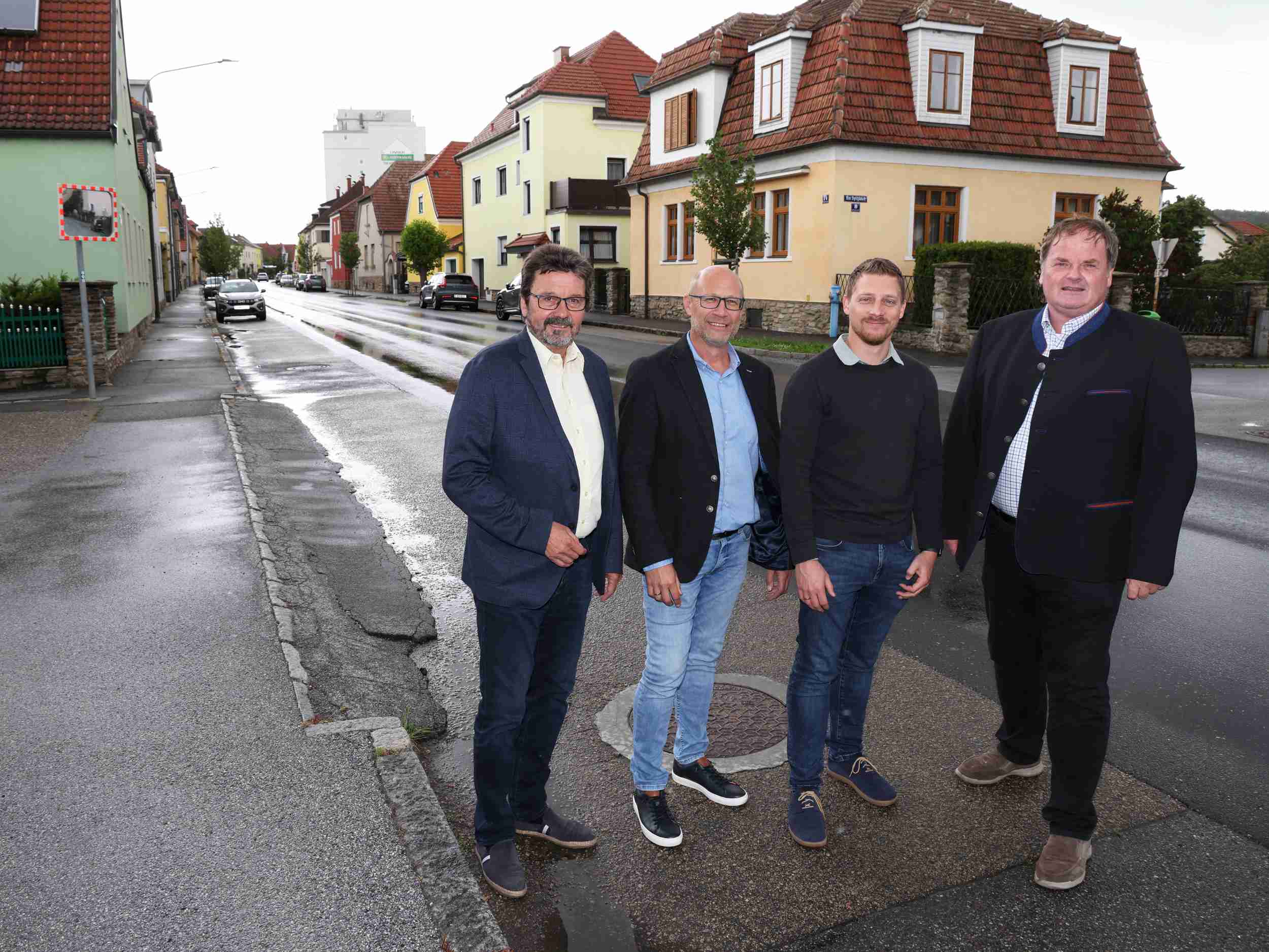 Bgm. Gerhard Lentschig, Mobilitäts-Gemeinderat Andreas Holzbrecher, Dipl.-Ing. Martin Becker und Verkehrsstadtrat Manfred Daniel (v.l.) schauen sich die Lage vor Ort an. Foto: Josef Pfleger 